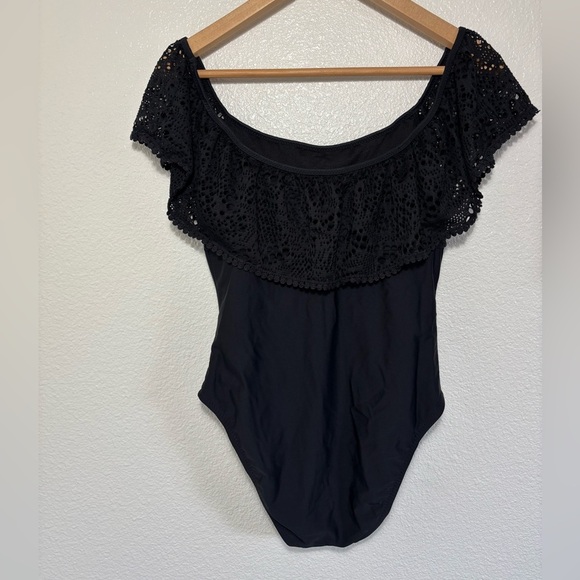 Shade and Shore Black Off the Shoulder One Piece Swimsuit Lace Ruffle Sz Small - Picture 3 of 5